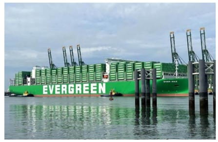 Ever Max de Evergreen, la embarcación más grande que ha cruzado el Canal de Panamá